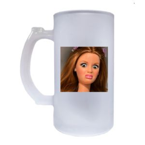 Kufel szroniony Barbie z niezadowoloną miną - PrintSalon Kufel szroniony Barbie z niezadowoloną miną