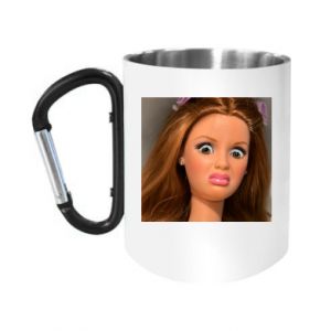 Kubek metalowy z uszkiem karabińczykiem Barbie z niezadowoloną miną - PrintSalon Kubek metalowy z uszkiem karabińczykiem Barbie z niezadowoloną miną